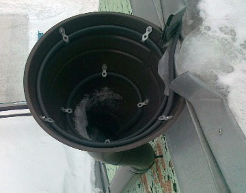 Обогрев водосточной воронки с усилением в виде спирали.
Крепеж выполнен монтажной лентой PVA 12x0.75